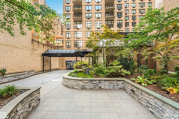 Rented by Brown Harris Stevens | media 27