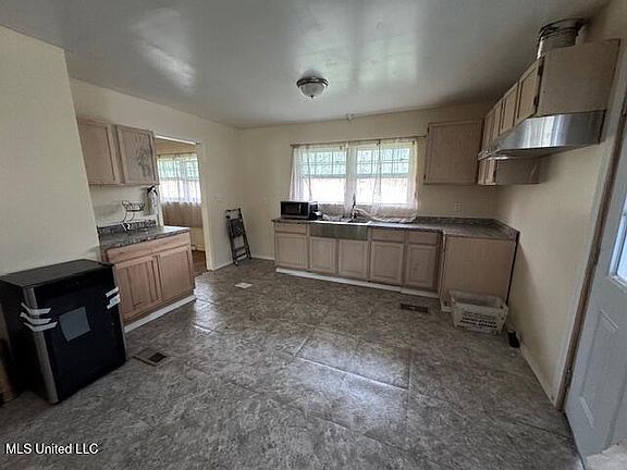 4th image of 401 Carpenter St