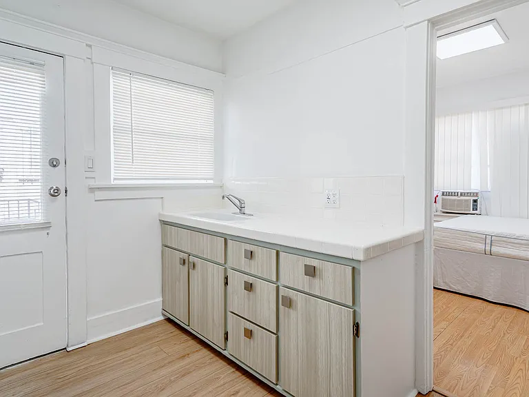 850 N Virgil Ave #B — Photo 9