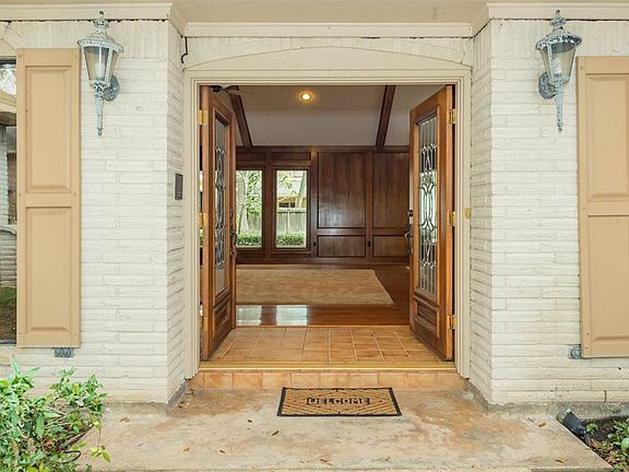 Double leaded-glass doors welcome you