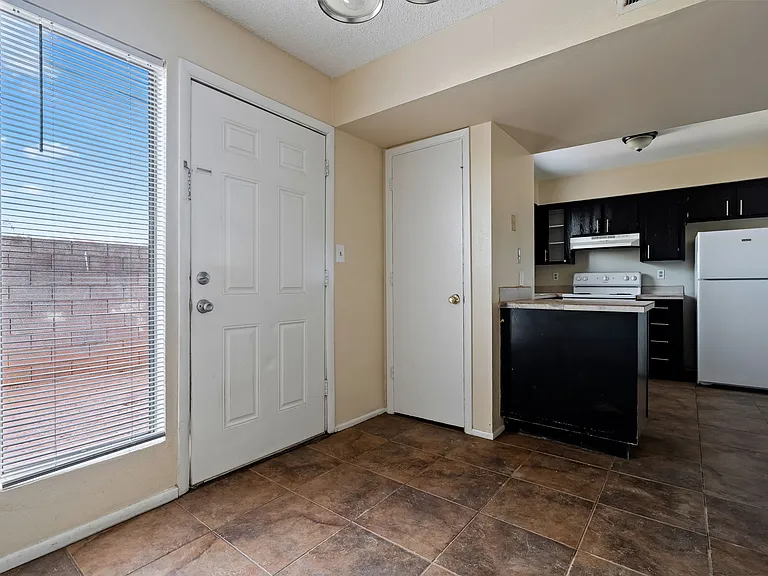 10-web-or-mls-1742 E Pepper Cir Apt 4--7_12132024