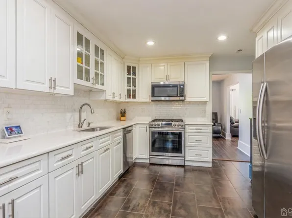 25 Hickory Hollow Ct, Edison, NJ 08820