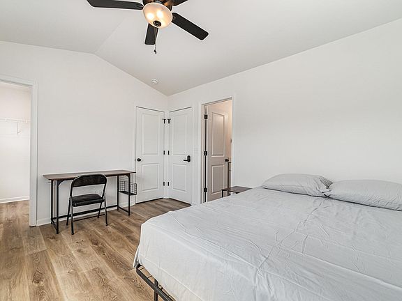 Queen, desk, Walk-in closet and bathroom