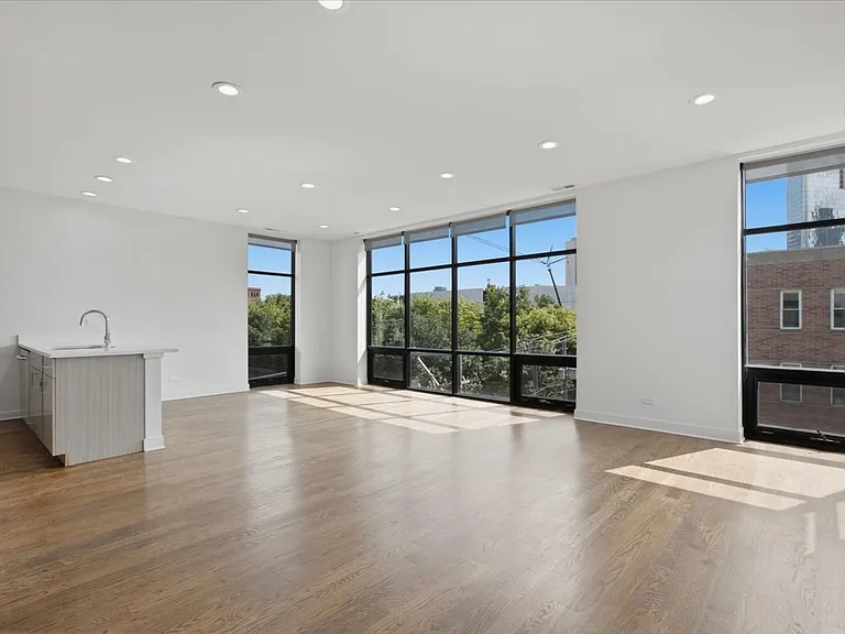 650 N Green St #4 — Photo 2