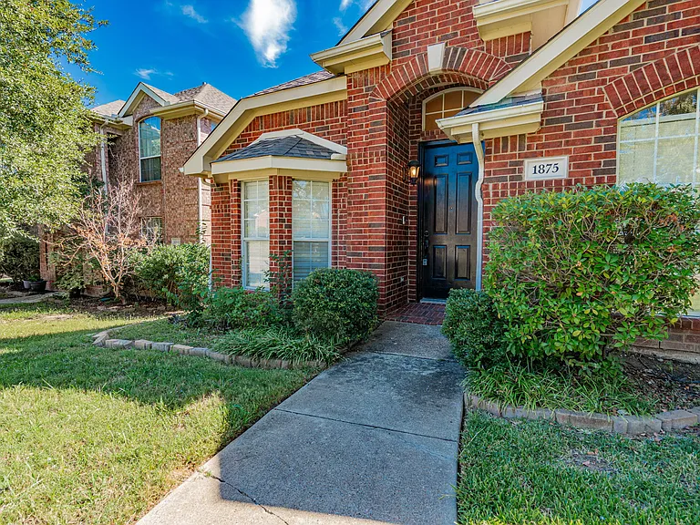 1875 Crestlake Dr — Photo 2