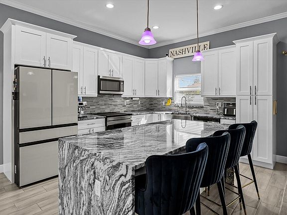 4th image of 621 SE Prineville Street