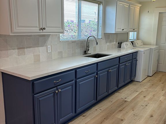 Kitchen and washer/dryer