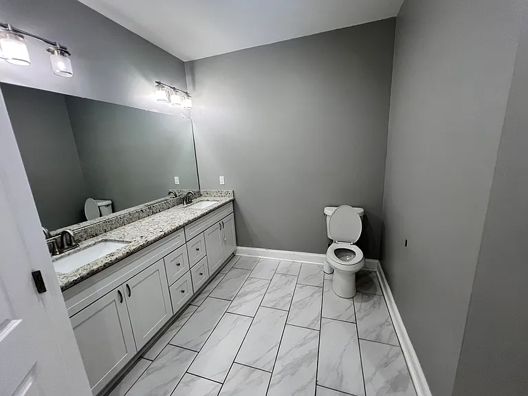504 E Magee St — Photo 19