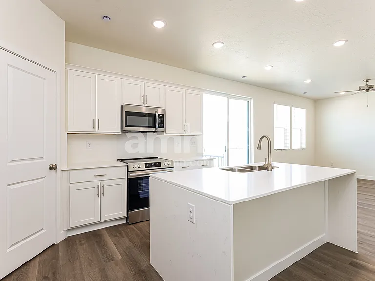 1384 W Mahogany St — Photo 4