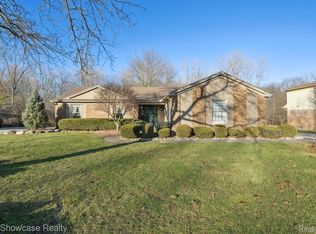 33098 Oak Hollow St, Farmington Hills, MI 48334
