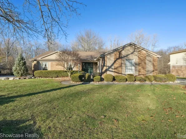 33098 Oak Hollow St, Farmington Hills, MI 48334
