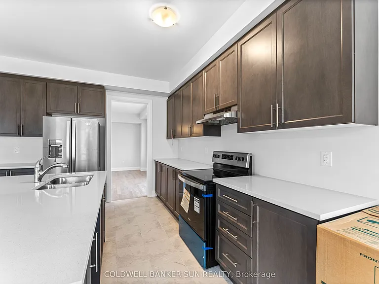 166 Prince Charles Cres — Photo 11