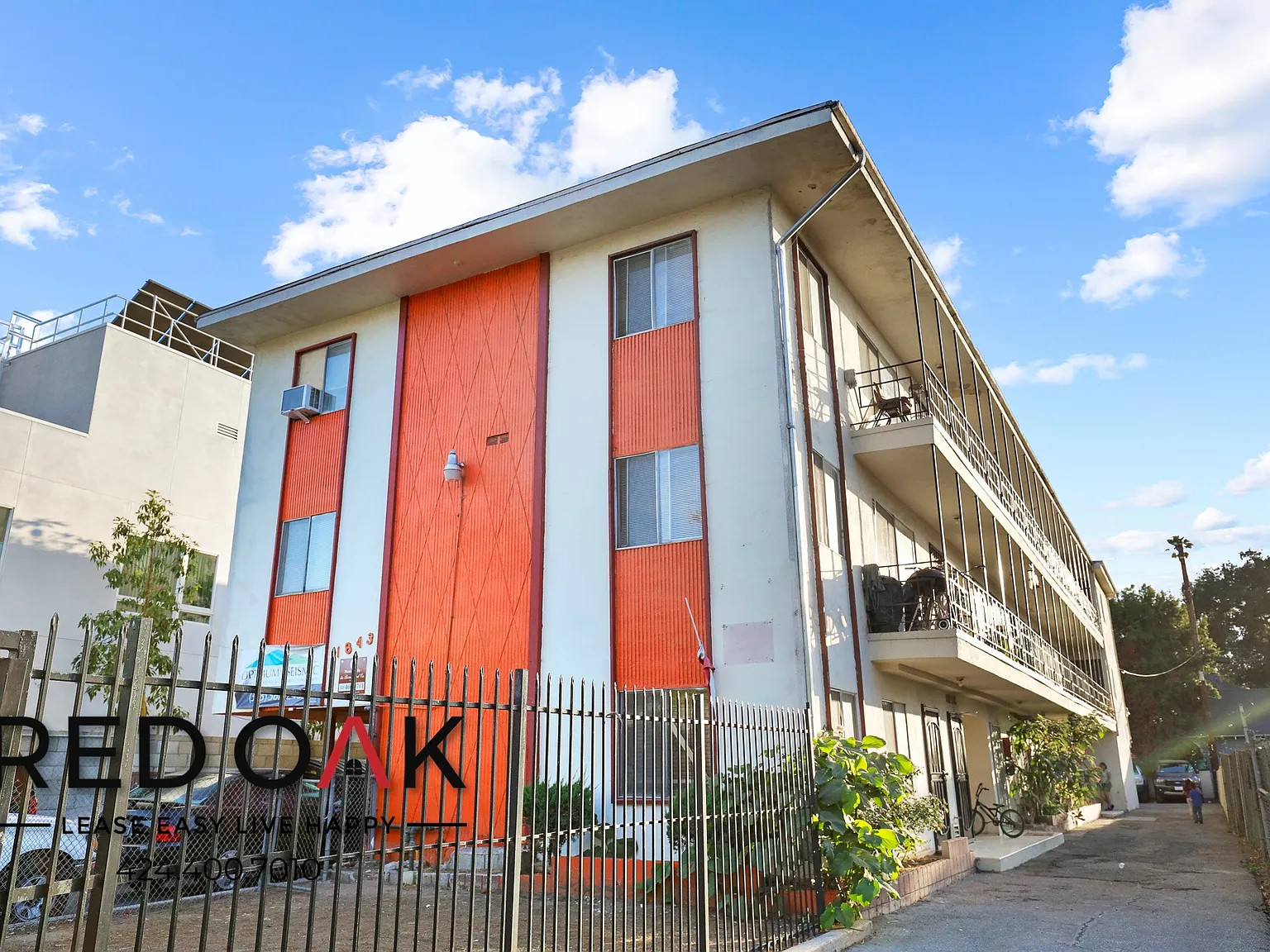 ~6 Weeks FREE~ Spacious Two Bedroom with On-Site Laundry and Included Parking ~ In Prime Arlingto... — Photo 4