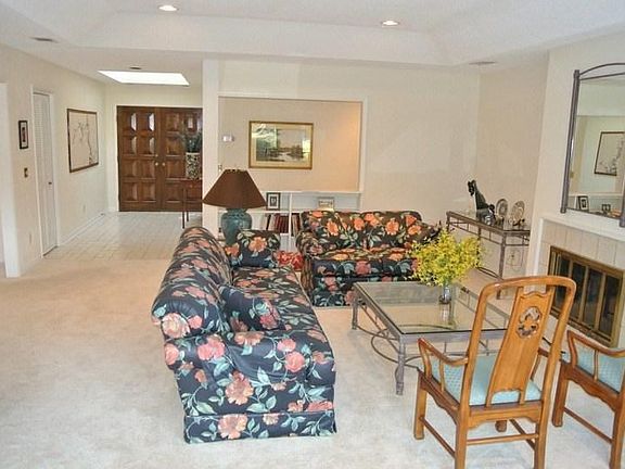 4th image of 16 Hickory Knoll Pl