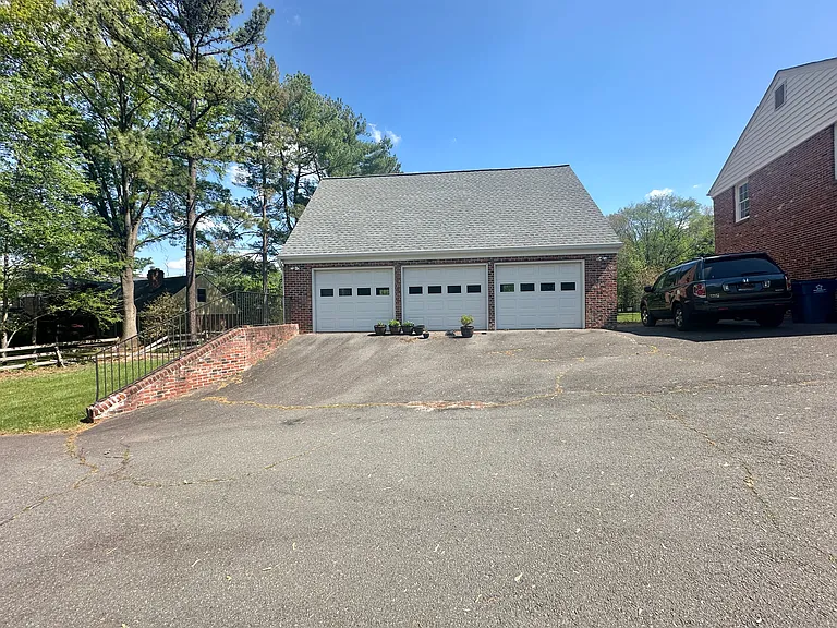 703 Kentland Dr — Photo 37