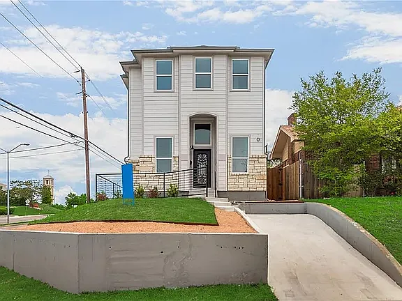 422 N Marlborough Ave — Photo 2