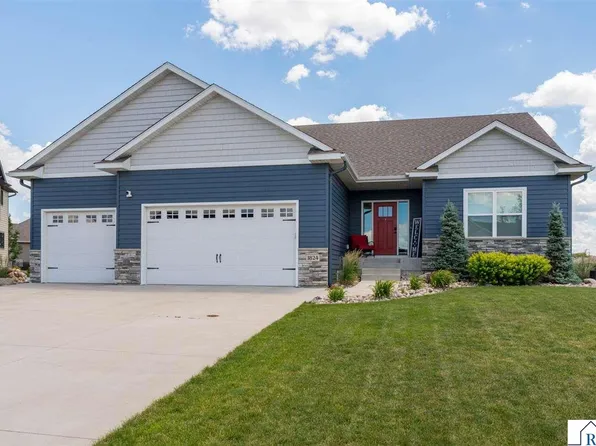 1824 Raymond Dr, North Mankato, MN 56003