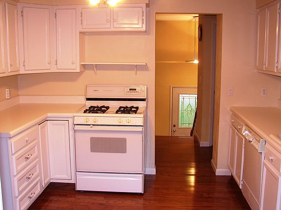 Bright Kitchen - Oven/Stove and Refrigerator Included