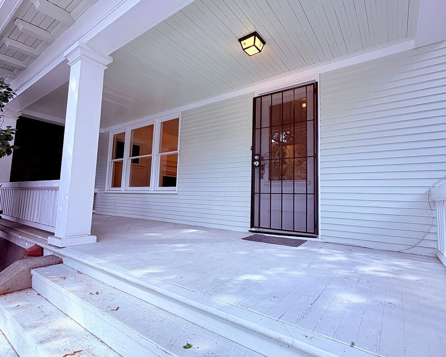 Spacious 3-story 4-bedroom, 2.5 baths home on Eastlake — Photo 2