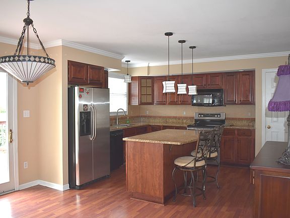 Kitchen w/ Granite CT