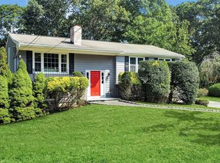 10 Wakefield Rd, Hampton Bays, NY 11946