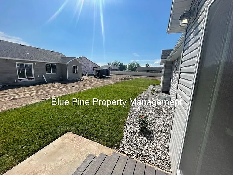 1924 Harrington Cir — Photo 9