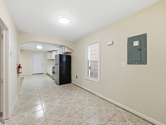 4th image of 216 Delaware St