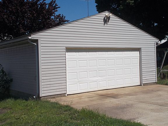 2nd image of 875 Woodrow Ave
