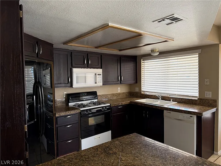852 Celebration Dr — Photo 16