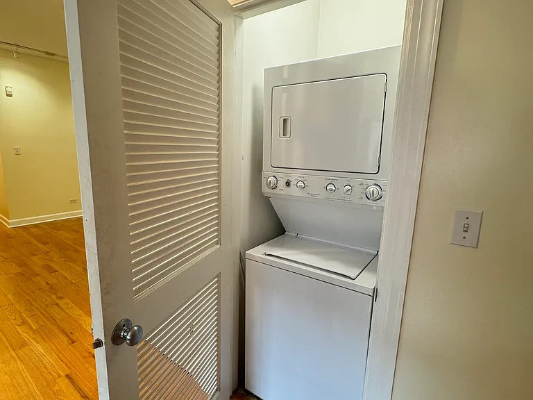 843 E 52nd St #3 — Photo 13