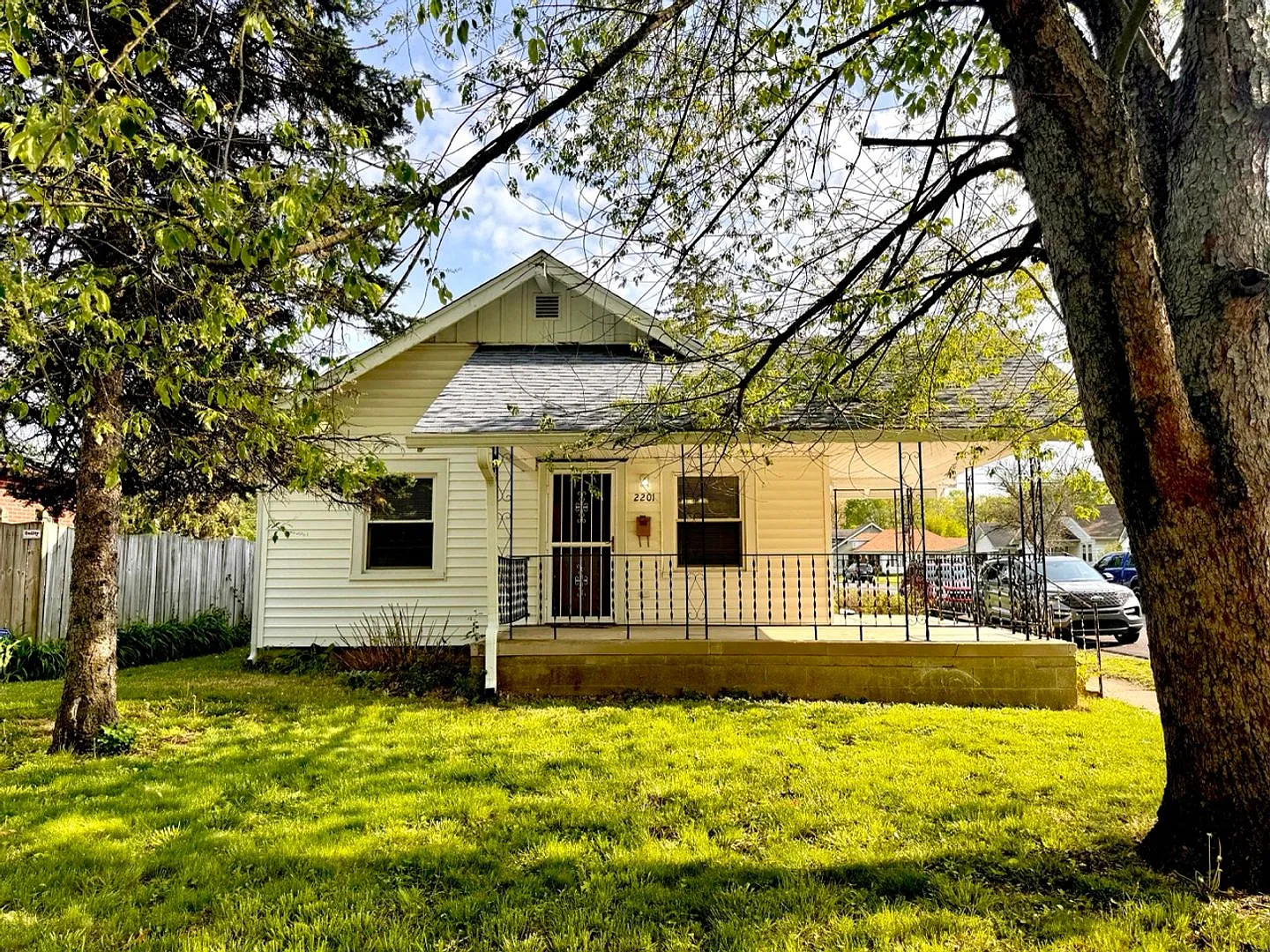 Charming 2 Bedroom 1 Bath House — Photo 1