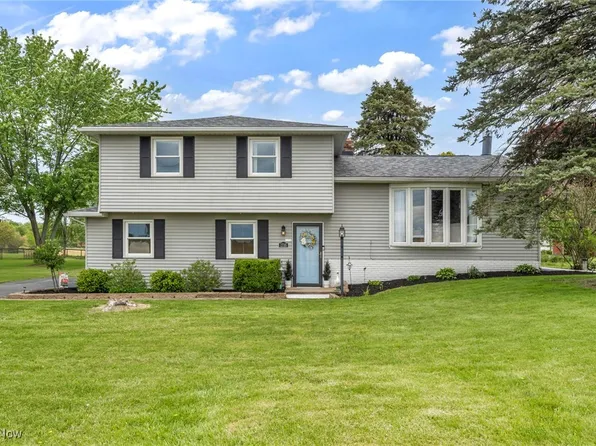 1735 Andrews St NE, Hartville, OH 44632