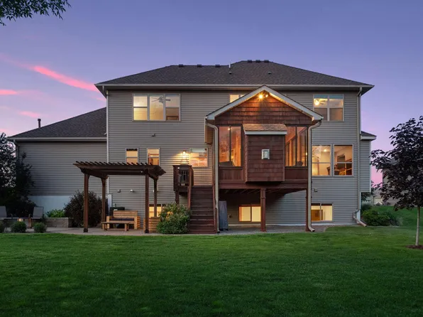1552 Sparrow Rd, Waconia, MN 55387