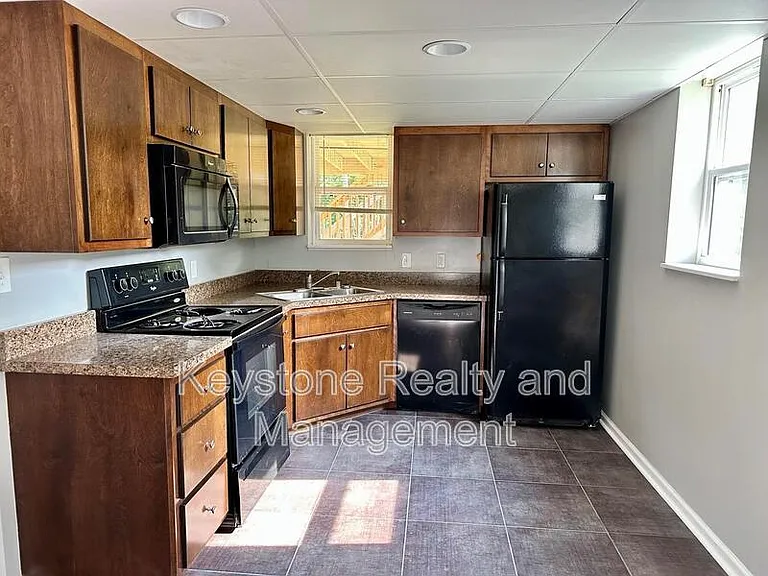 18 Edgehill Dr #B — Photo 3