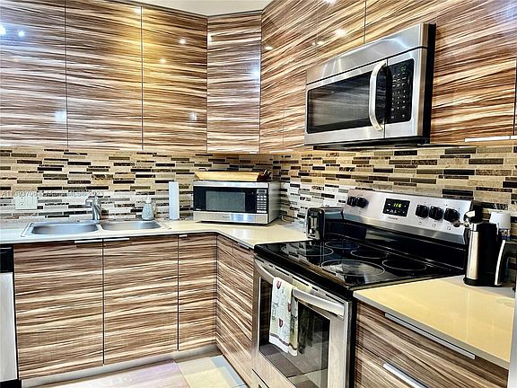 5th image of 4200 Hillcrest Dr APT 902