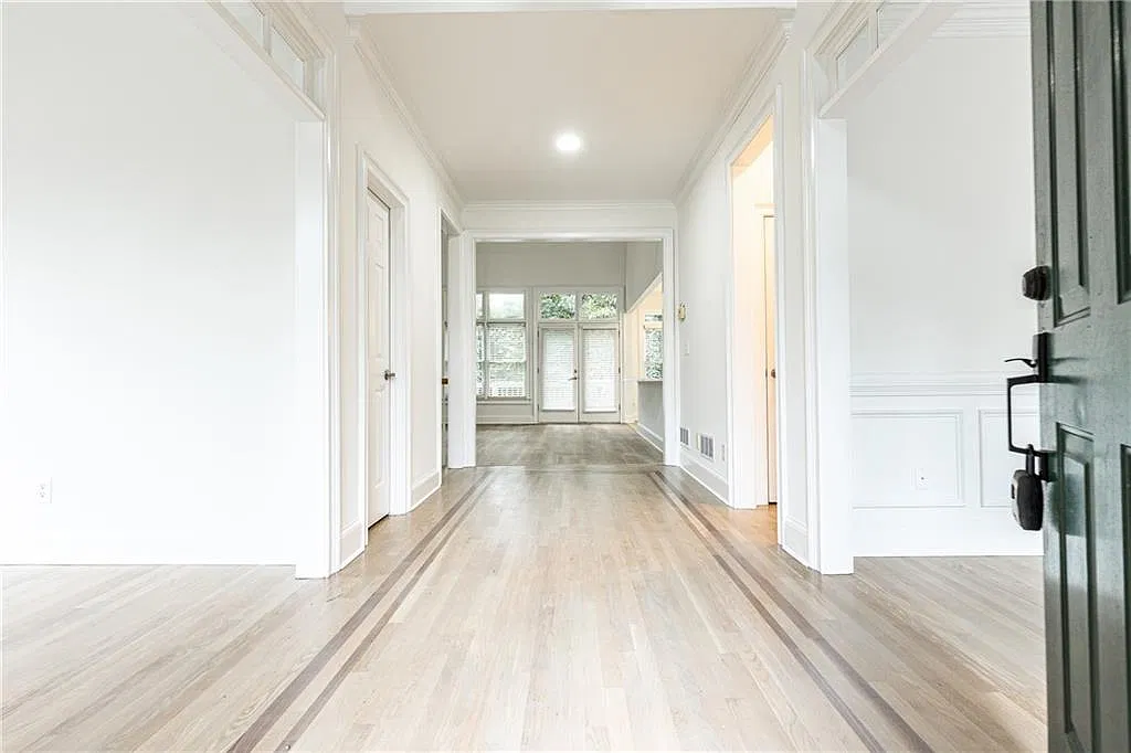 6 bed, 4.5 bath, 4036 sqft, $5,200 — Photo 2