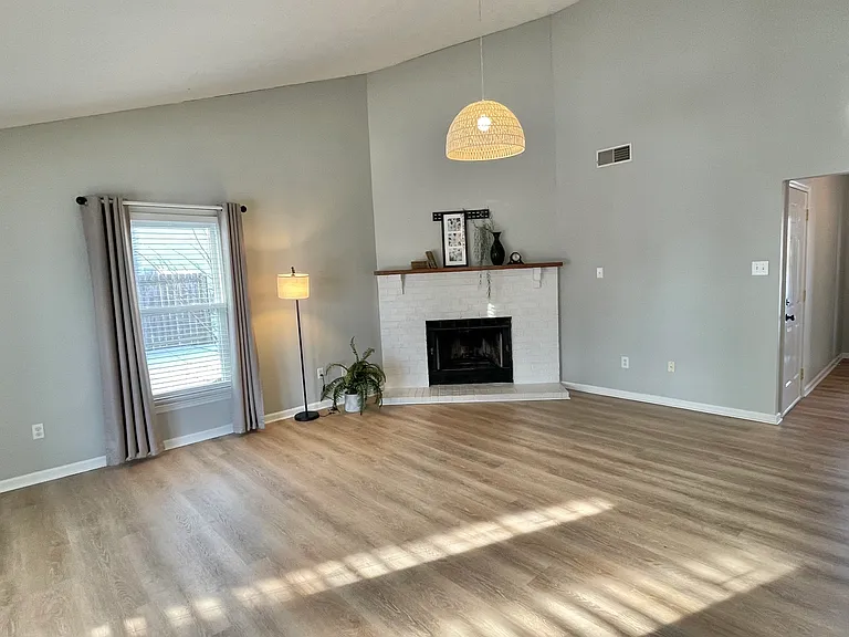 209 Hutchins Dr — Photo 4