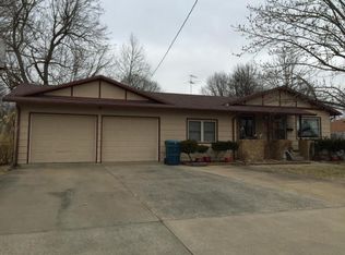 1306 E Sycamore St, Monett, MO 65708