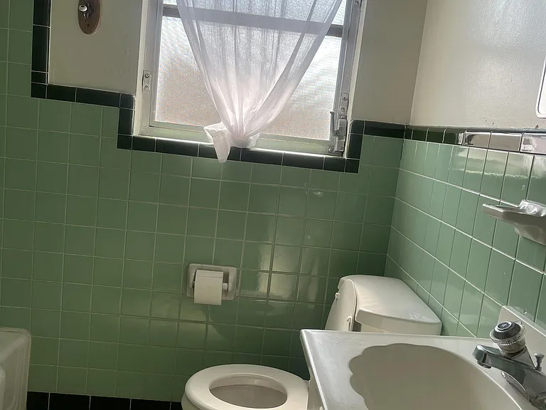534 E College Ave — Photo 10