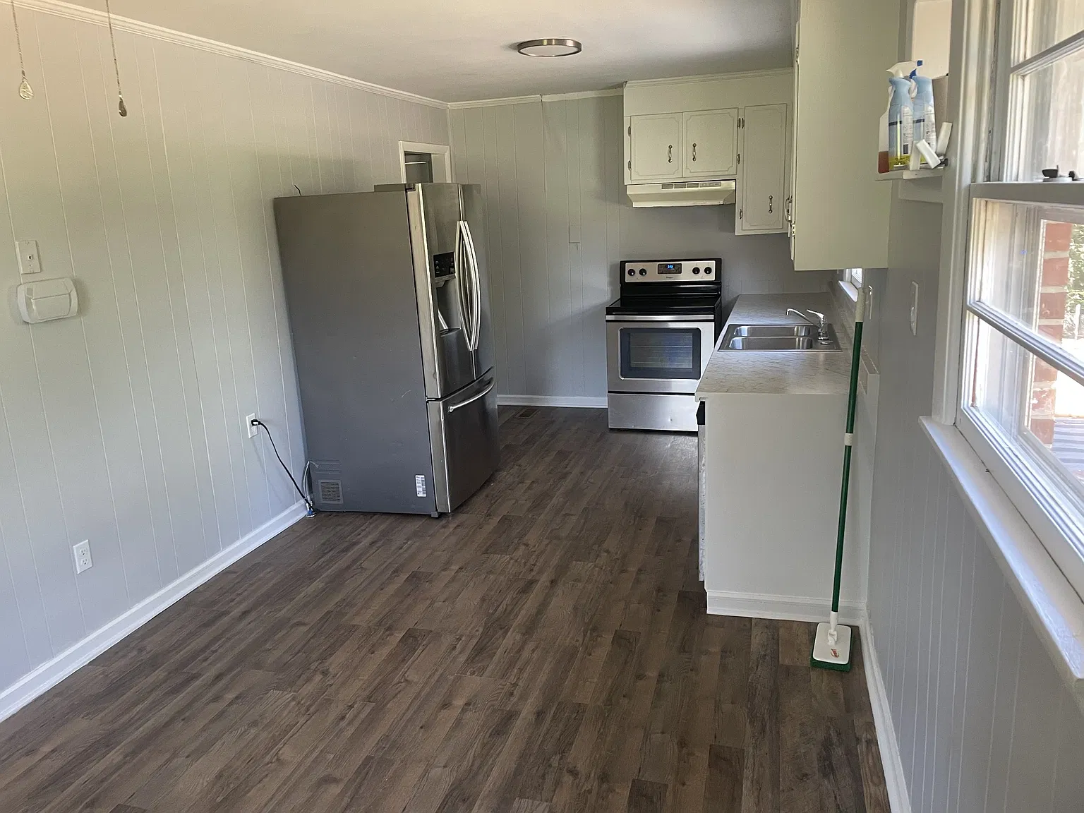 3 bed, 1.0 bath, 912 sqft, $1,850 — Photo 3