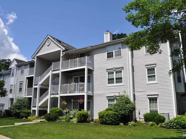 596 Lilac Ln, Mahwah, NJ 07430