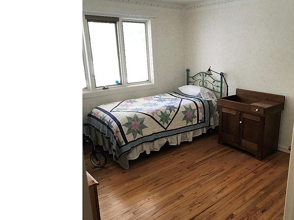 3rd image of 1058 Dunvegan Rd