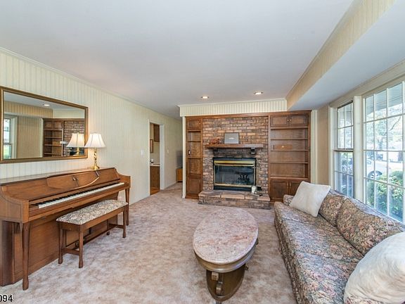 4th image of 15 Maplewood Dr
