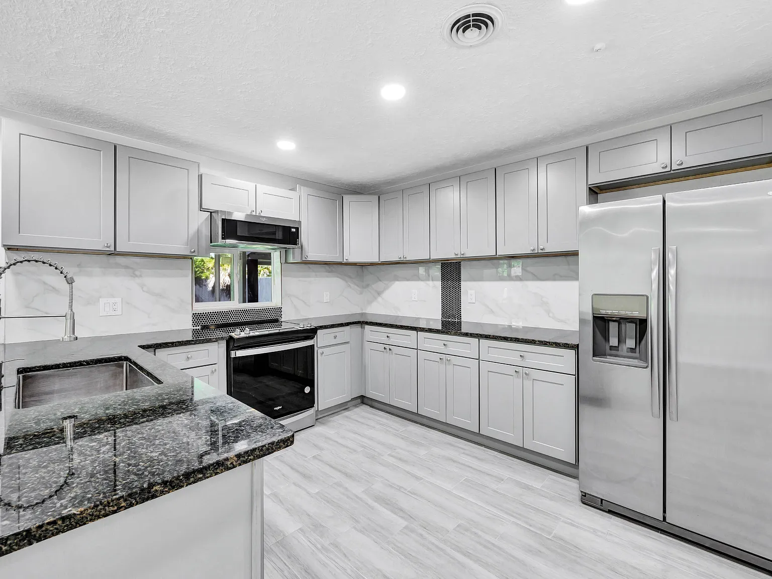 5 bed, 1719 sqft, $3,345 — Photo 3