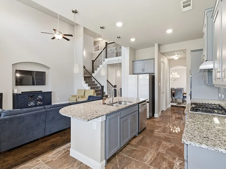 7452 Reverchon Dr — Photo 9