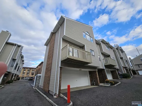133 Roosevelt Pl #133, Palisades Park, NJ 07650