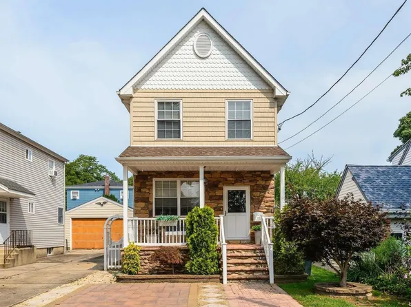 108 Shields Avenue, Williston Park, NY 11596
