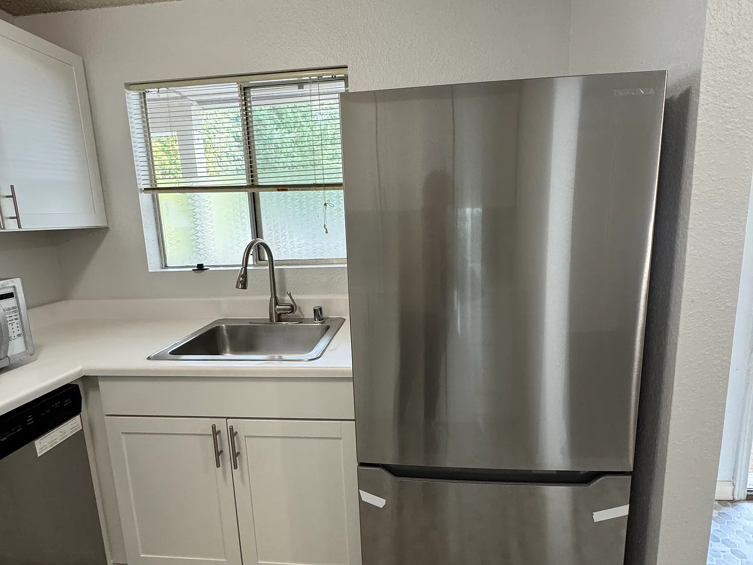 2 bed, 900 sqft, $2,200 — Photo 2