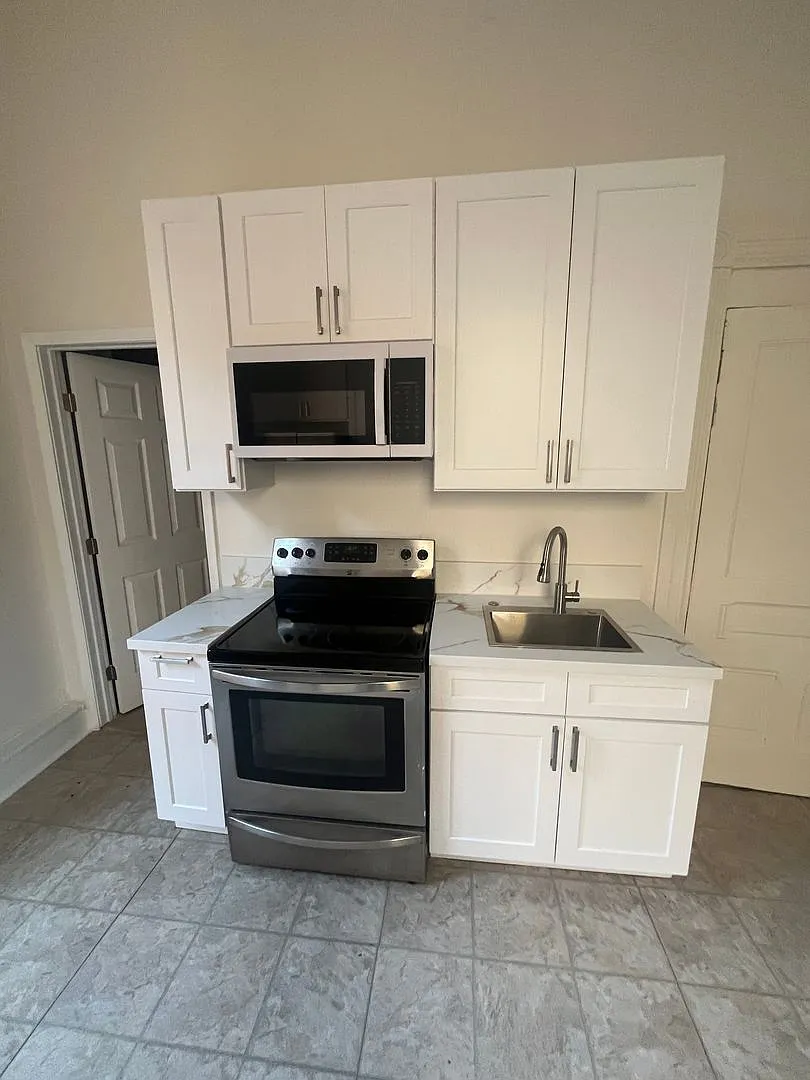 Live Downtown! Newly Updated Historic Studio Available Now — Photo 3