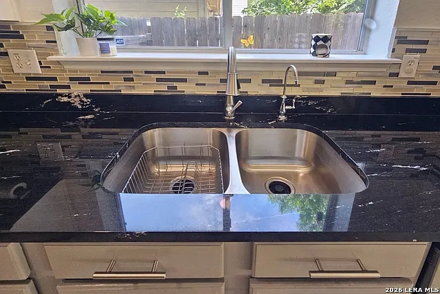 3 bed, 2.5 bath, 2016 sqft, $2,200 — Photo 3